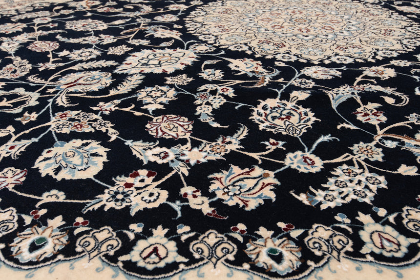 Nain 9la Persian Rug | 395 x 295 cm