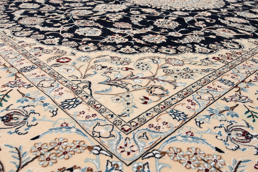 Nain 9la Persian Rug | 395 x 295 cm