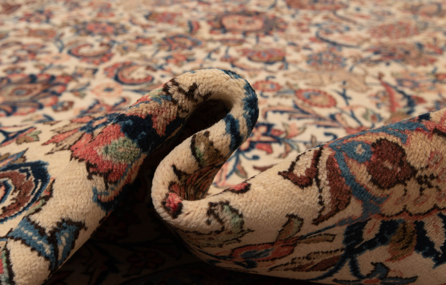 Antique Persian Isfahan Rug, 80 Years Old | 527 x 368 cm 